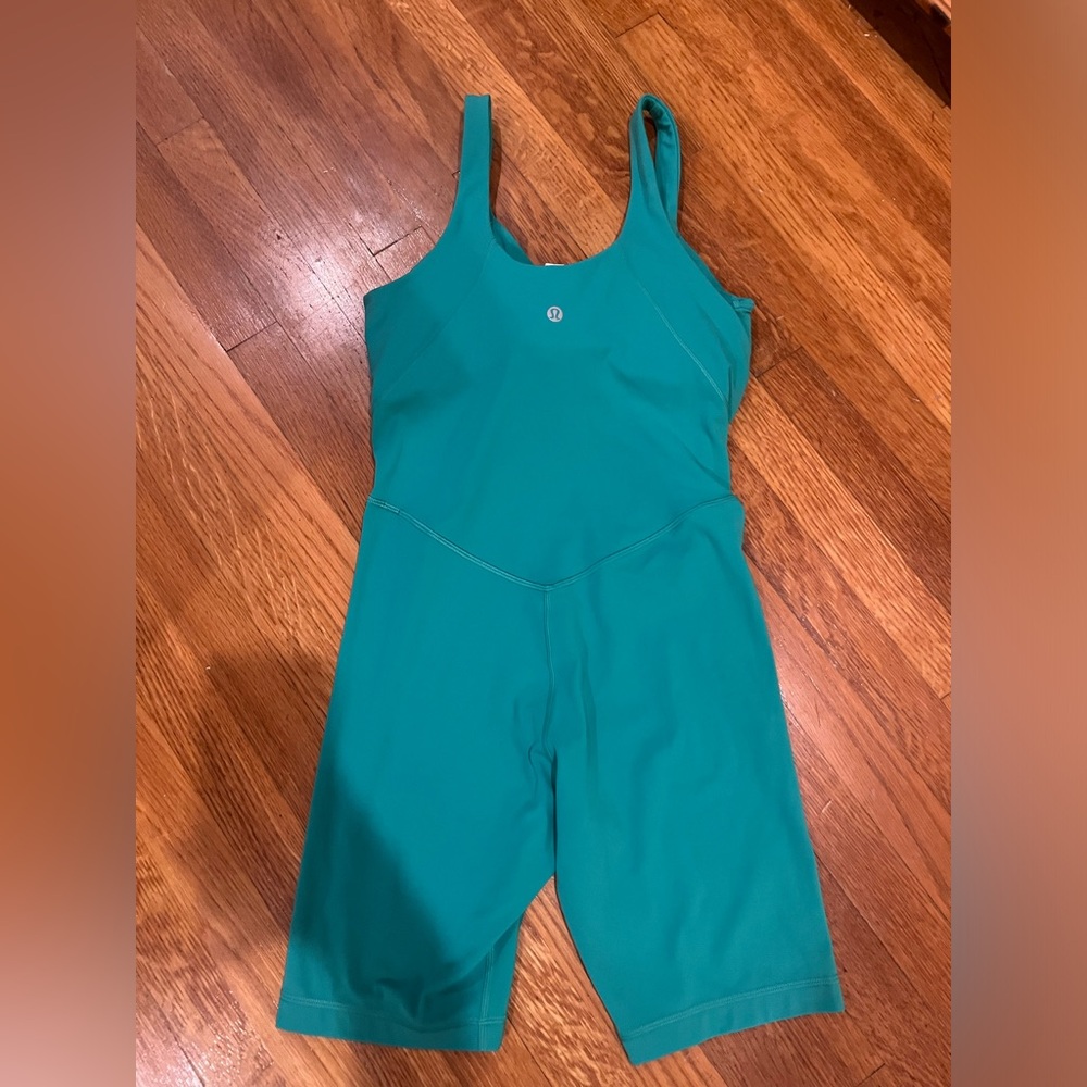 Teal lululemon bodysuit 6’’ inseam size 6 never worn built in bra